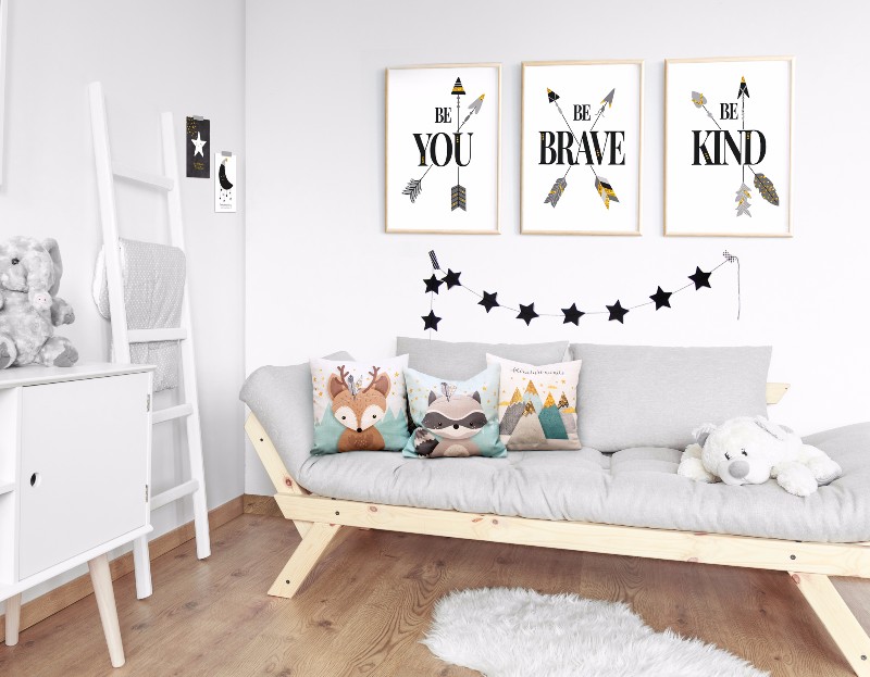 3-set-frames-near-sofa-B-monochrome_BOHO-flowers-and-arrows